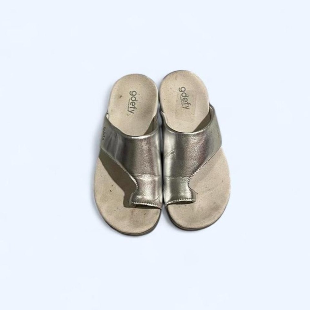 Silver leather toe-loop flip flops size 9 Gdefy by Gravity Defyer